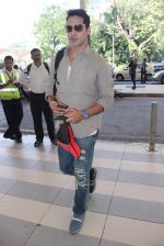 Dino Morea snapped at Airport on 29th Nov 2015